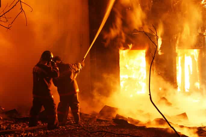 Compensación Laboral para Bomberos Afectados por Incendios